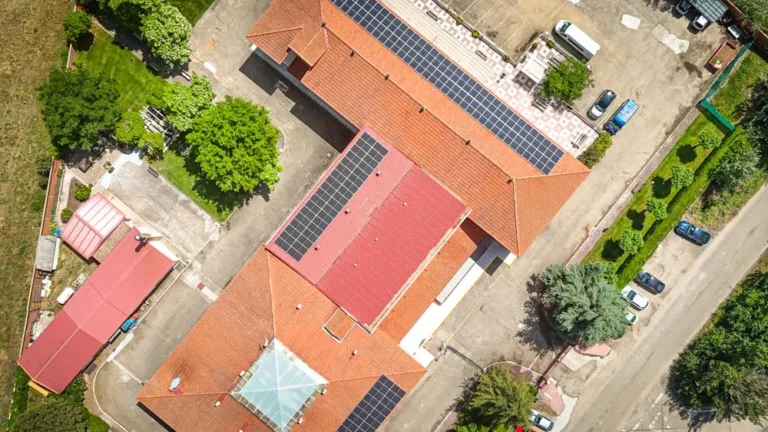 Instalaciones y espacios verdes para pasear en la residencia de mayores de Valladolid