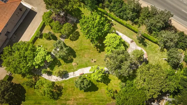 Exteriores verdes de Villa del Tratado zona de paseo