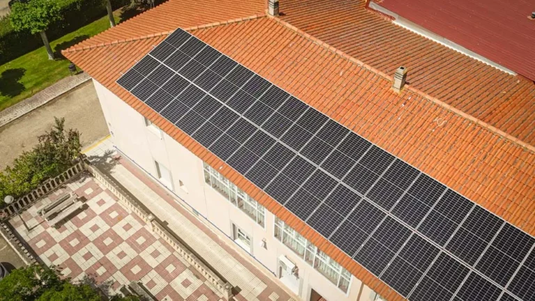 Paneles solares para mantener compromiso medio ambiente en Valladolid