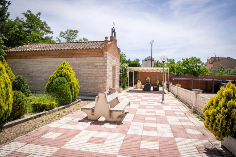 Capilla y jardines de Villa del Tratado