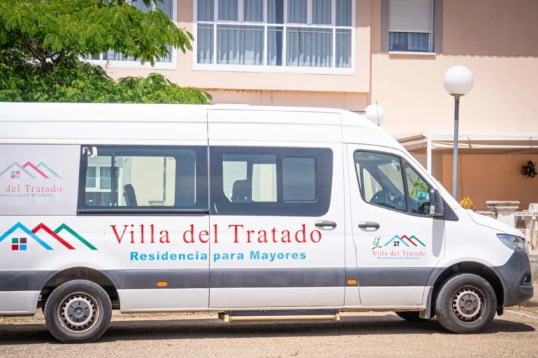 Servicio de transporte y asistencia de Villa del Tratado con vehículo habilitado en jardines de residencia