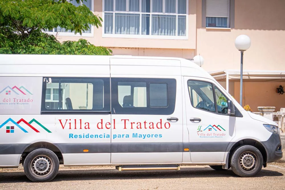 Servicio de transporte y asistencia de Villa del Tratado con vehículo habilitado en jardines de residencia